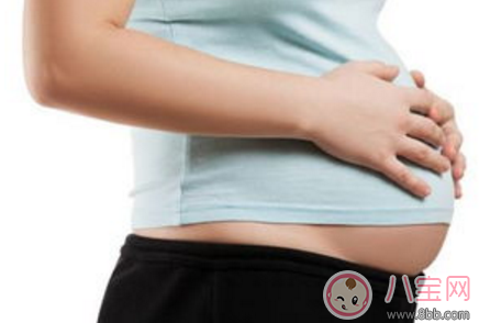 准妈妈摸肚子胎教详解 孕妇常摸肚子易致胎儿脐带绕颈是真的吗