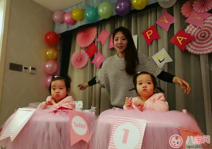 杨威双胞胎女儿抓周选了什么 杨威双胞胎女儿周岁生日萌照有哪些